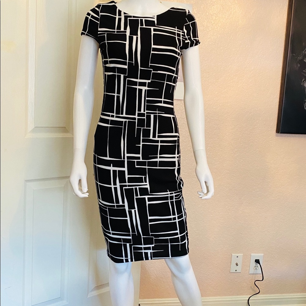 black and white body shape dress - Picture 2 of 10